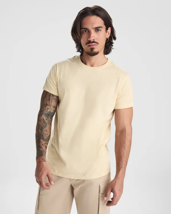 Camiseta de manga corta Dogo Premium de Roly en color angora, puesta en un modelo
