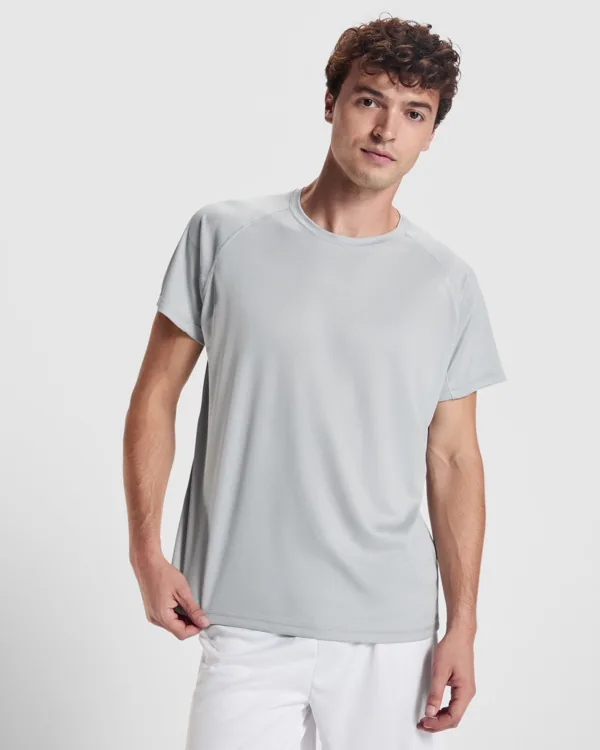 Camiseta técnica Bahrain de Roly en color gris, puesta en un modelo