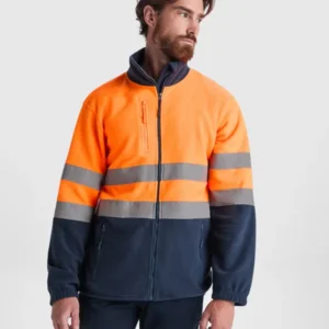 Hombre con chaqueta polar de alta visibilidad Roly Altair naranja flúor y azul marino