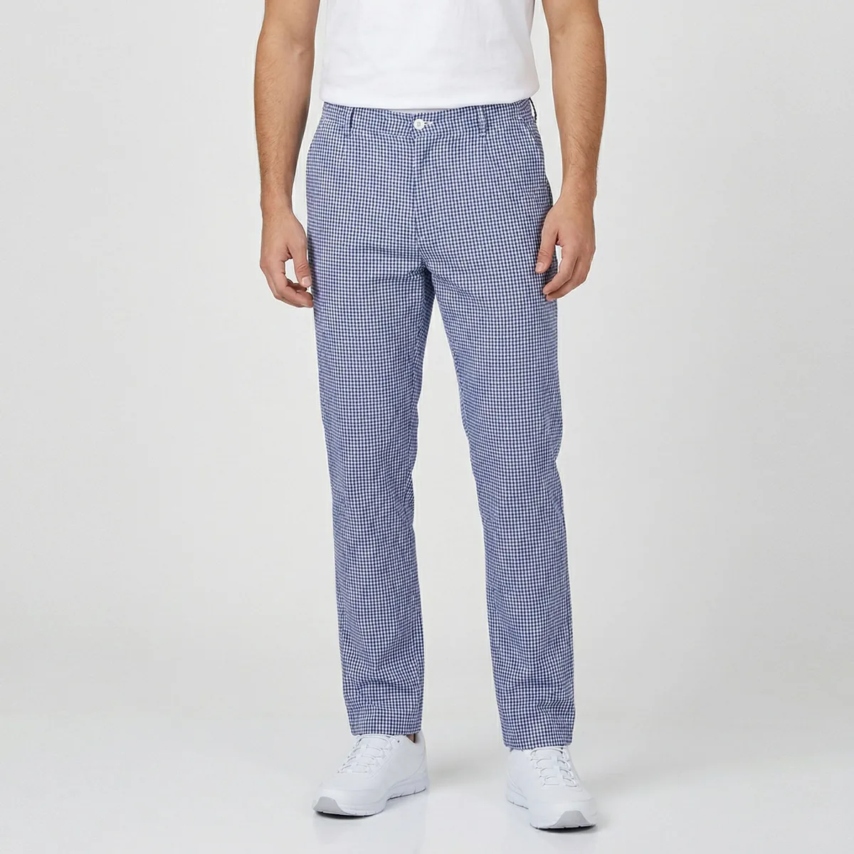 Hombre con camiseta blanca y pantalón de cocina Garys de cuadros vichy marino, vista frontal