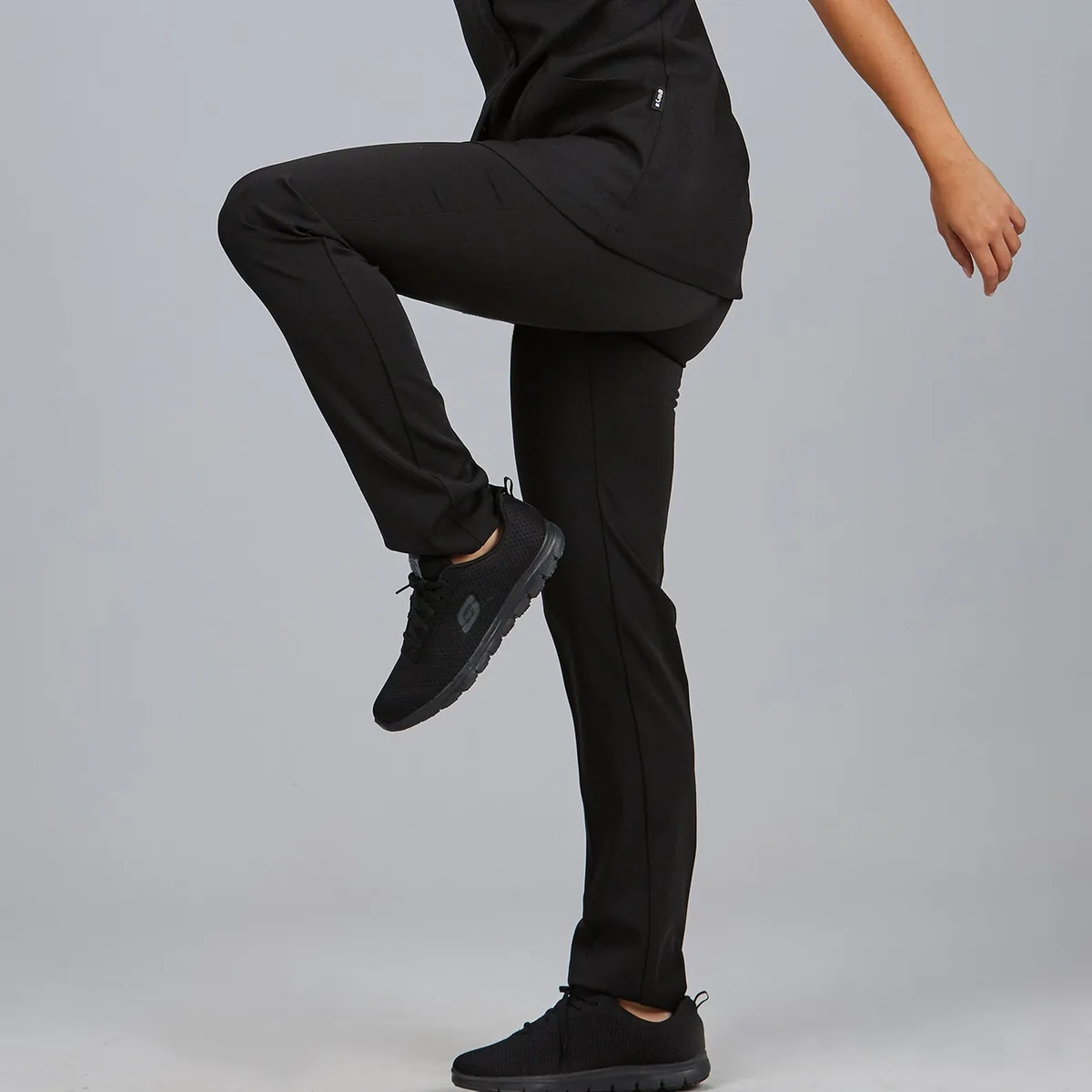 Persona en movimiento con pantalón sanitario Garys negro de microfibra
