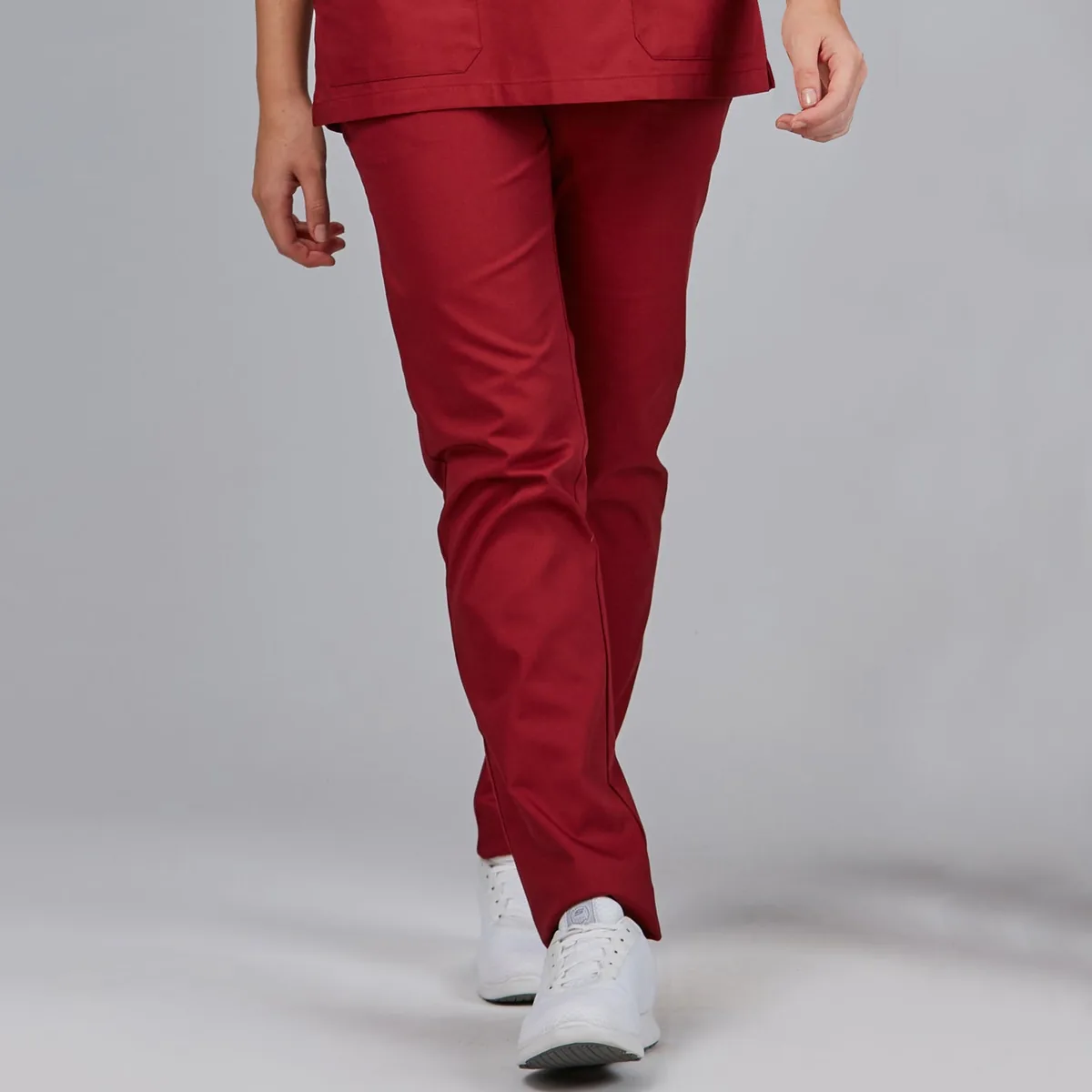 Persona con pantalón Garys de sarga burdeos con goma en la cintura, vista frontal