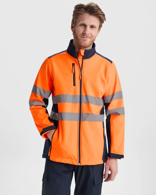 Hombre con chaqueta softshell de alta visibilidad Roly Antares naranja flúor y azul marino